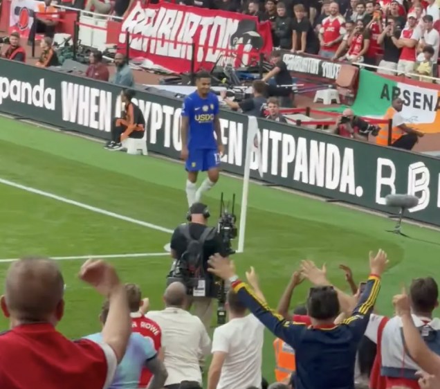 Ảnh bài viết Rời sân, Rogers bị fan Arsenal chế giễu vì chọn Chelsea