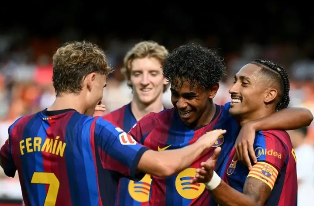 Barca đang thi đấu thăng hoa dù không có 1 số 9 thực thụ. Ảnh: Jose Jordan/ AFP via Getty Images.