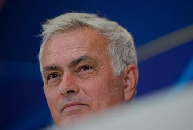 Ảnh bài viết Mourinho thích thú nhận quà vòi phun nước trước trận gặp Inter