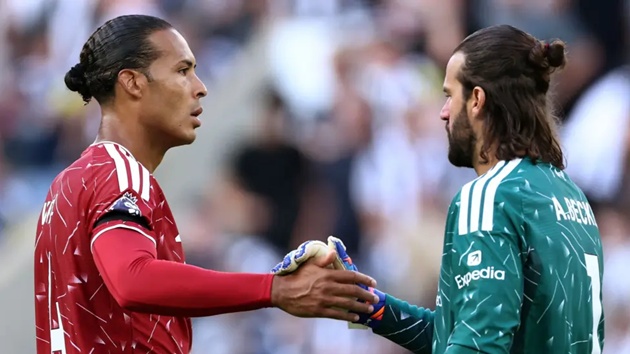 Van Dijk và Alisson cần được Liverpool giữ chân. (Adam Patel/Getty Images)