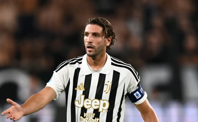 Manuel Locatelli nghỉ thi đấu ít nhất 3 tháng. Ảnh: Alberto Gandolfo/Getty Images.