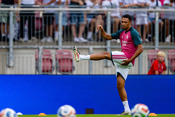 Alexander-Arnold c&oacute; thể được k&eacute;o v&agrave;o trung lộ. Ảnh: Christian Bruna/Getty Images.