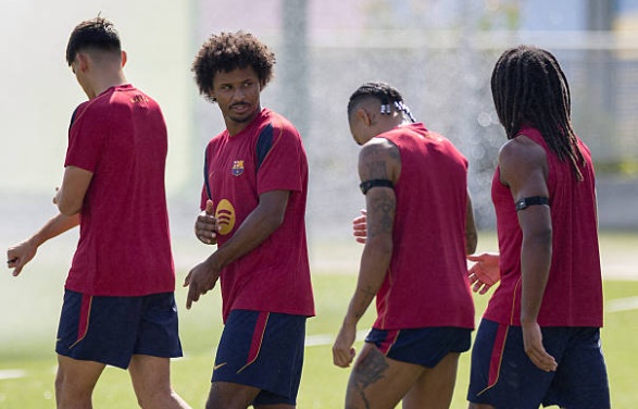 Barca được dự đoán sẽ giành chiến thắng trong trận khai màn vòng phân hạng C1. Ảnh: Josep LAGO / AFP via Getty Images.