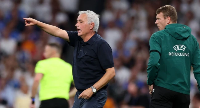 Mourinho cho thấy dấu ấn chiến thuật. Ảnh: Florencia Tan Jun/UEFA/Getty Images.
