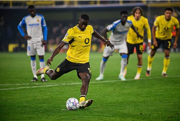 Cú đúp của Guirassy giúp Dortmund đánh bại Villarreal trong trận cầu kịch tính. Ảnh: Vitalii Kliuiev/Getty Images