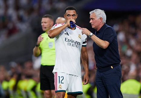 Ảnh bài viết Màn trình diễn của Alexander-Arnold khiến Mourinho ''đau đầu''