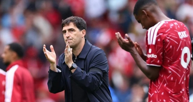 Andoni Iraola muốn cầu thủ Liverpool cháy hết mình. Ảnh: Robbie Jay Barratt - AMA/Getty Images.