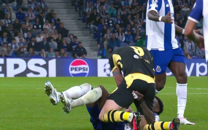 Ảnh bài viết Haaland vật lộn với đối thủ sau khi lập cú đúp cho Man City