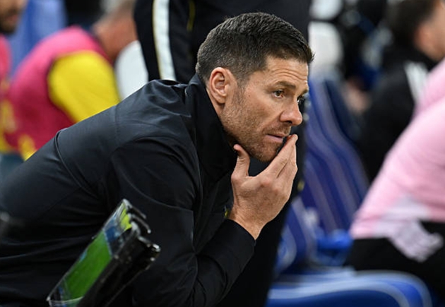 Xabi Alonso c&oacute; những sự điều chỉnh kịp thời để gi&uacute;p Chelsea lội ngược d&ograve;ng. Ảnh: 