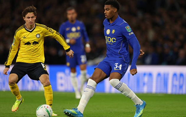 Josh Acheampong - 5: Trải qua một buổi tối đầy chật vật khi hệ thống phòng ngự của Chelsea có ngày thi đấu rất khó khăn và bộc lộ nhiều khoảng trống.

Maxence Lacroix - 4: Không phải là màn trình diễn tốt nhất của anh kể từ khi cập bến Stamford Bridge. Dù xử lý bóng bổng khá ổn, Lacroix lại bị tì đè và vượt qua quá dễ dàng trong tình huống Leeds ghi bàn thắng thứ hai.


Levi Colwill - 4: Có ngày tái xuất đáng quên sau khi phải ngồi dự bị ở trận gặp Arsenal vì lo ngại thể lực; Colwill tỏ ra thiếu chắc chắn và liên tục bị khai thác.


Malo Gusto - 4: Hoàn toàn xứng đáng bị thay ra sau hiệp thi đấu đầu tiên khi trận đấu trôi qua mà anh gần như mất hút ở khu vực trung tuyến.


Valentin Barco - 8: Lẽ ra anh đã nhận điểm số cao hơn nhờ phong cách chơi bóng nhiệt huyết. Mặc cho mắc lỗi để mất bóng dẫn tới bàn thắng thứ hai của Leeds, Barco đã kịp chuộc lỗi bằng cú nã đại bác sấm sét ghi bàn thắng thứ 5 cho Chelsea.


Reggie Watson - 5: Màn ra mắt không như kỳ vọng của tài năng trẻ 16 tuổi. Anh có một vài pha can thiệp chuẩn xác nhưng lại phải nhận thẻ vàng sau pha phạm lỗi thô thiển và bị rút ra nghỉ ngay sau hiệp một.


Pep Chavarria - 6: Cho thấy sự kiên cường, càng đá càng tiến bộ và chính là người mang về quả phạt đền mở màn cho chiến dịch lội ngược dòng kịch tính của The Blues.


Estevao - 5: Thi đấu mờ nhạt, không tạo ra được pha bóng đột biến nào và chắc chắn sẽ cảm thấy thất vọng vì sự đóng góp hạn chế của mình trước khi bị thay ra ở giờ nghỉ.


Jamie Gittens - 5: Tương tự như người đá cánh đối diện Estevao, cầu thủ chạy cánh người Anh đã có một buổi tối đầy ức chế và bị thay ra từ sớm do không tạo ra khác biệt.


Danny Welbeck - 7: Hoạt động không biết mệt mỏi dọc theo tuyến đầu và được đền đáp bằng cú đúp: bàn đầu tiên đến từ pha cắt mặt đệm bóng sau đường chuyền của Morgan Rogers, bàn thứ hai là pha chớp thời cơ đánh đầu bồi sau cú sút bật ra của Barco.


Cole Palmer (vào thay Estevao, 46') - 9: Người truyền cảm hứng cho cuộc lội ngược dòng ngoạn mục. Anh lạnh lùng ghi bàn từ chấm 11m, sau đó xử lý mềm mại gỡ hòa 2-2 từ tình huống bóng mở. Palmer thậm chí suýt hoàn tất cú hat-trick bằng một cú dứt điểm uy lực; bàn thắng thứ hai của anh thực sự là một tuyệt phẩm.


Morgan Rogers (vào thay Watson, 46') - 9: Màn trình diễn đỉnh cao từ bản hợp đồng trị giá 117 triệu bảng. Chỉ góp mặt vỏn vẹn 45 phút hiệp hai nhưng anh đã bỏ túi tới 4 đường kiến tạo thành bàn.


Reece James (vào thay Gusto, 46') - 7: Nhân tố đóng vai trò vô cùng quan trọng giúp thế trận của Chelsea vững vàng hơn. Anh tích cực tham gia cản phá, xoạc bóng chính xác và thực hiện những đường chuyền với trách nhiệm rất cao.

Pedro Neto (vào thay Gittens, 46') - 6: Hòa nhập tốt sau khi vào sân và đóng góp bàn thắng bước ngoặt, đưa Chelsea lần đầu tiên vươn lên dẫn trước trong trận đấu nhờ pha dứt điểm vô cùng gọn gàng.(Ảnh: Getty Images)