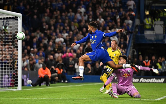 Reece James (vào thay Gusto, 46') - 7: Nhân tố đóng vai trò vô cùng quan trọng giúp thế trận của Chelsea vững vàng hơn. Anh tích cực tham gia cản phá, xoạc bóng chính xác và thực hiện những đường chuyền với trách nhiệm rất cao.

Pedro Neto (vào thay Gittens, 46') - 6: Hòa nhập tốt sau khi vào sân và đóng góp bàn thắng bước ngoặt, đưa Chelsea lần đầu tiên vươn lên dẫn trước trong trận đấu nhờ pha dứt điểm vô cùng gọn gàng.(Ảnh: Getty Images)