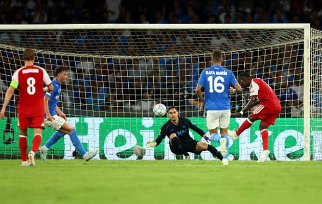 Saka bỏ lỡ một cơ hội đối mặt mười mươi. Ảnh: Maurizio Lagana/Getty Images.
