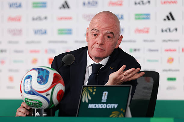 Gianni Infantino bị nhiều li&ecirc;n đo&agrave;n quay lưng. Ảnh: Carl Recine/Getty Images