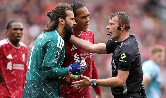 Ảnh bài viết Alisson Becker bị phạt 8.000 bảng vì đá bảng trọng tài