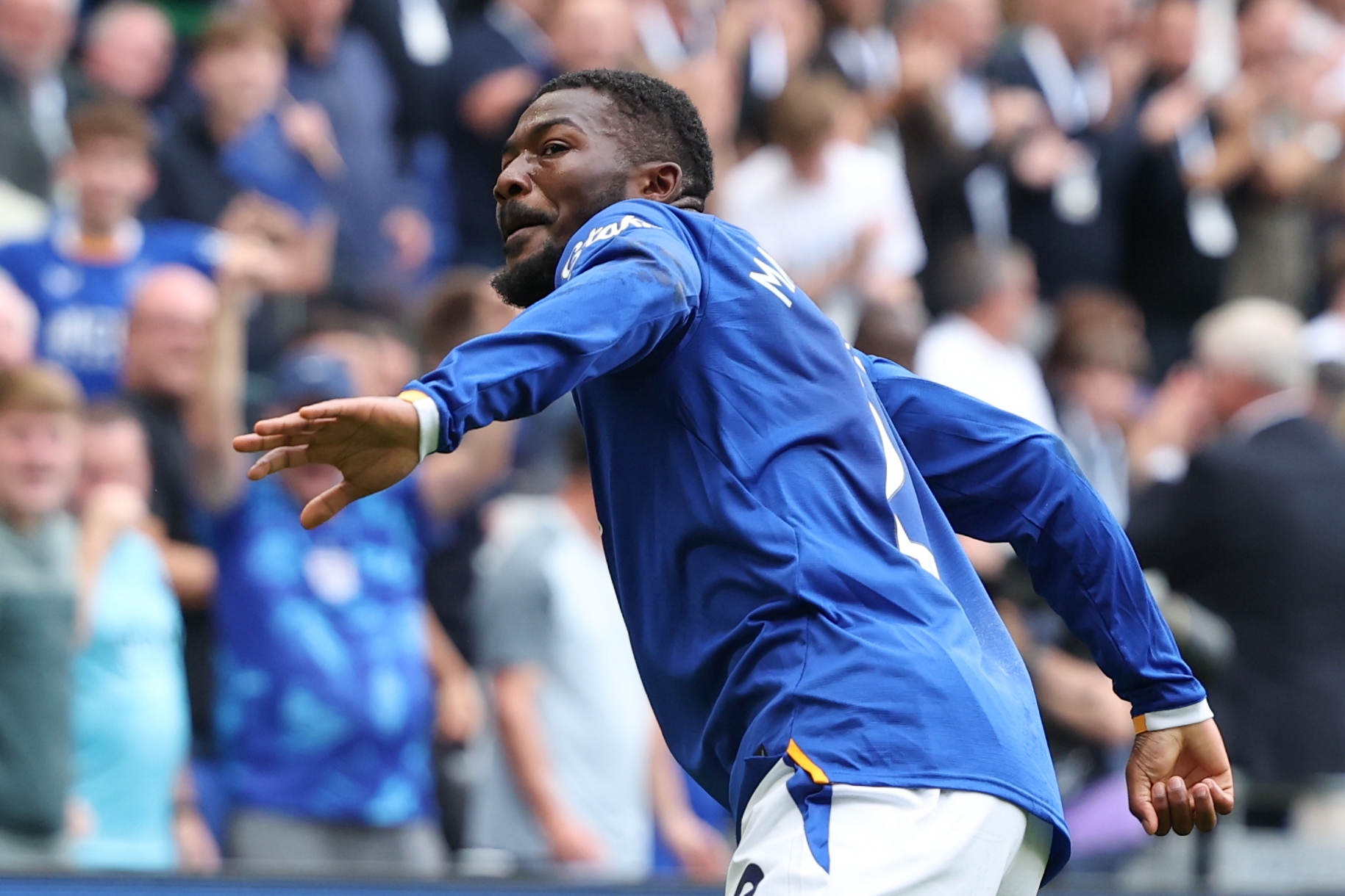 Ainsley Maitland-Niles chính là người giúp Everton giành lại 1 điểm trong cuộc chạm trán MU. Ảnh: EPA.