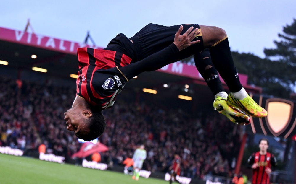 Eli Junior Kroupi ăn mừng sau khi ghi bàn cho Bournemouth. Ảnh: EPA/Daniel Hambury.