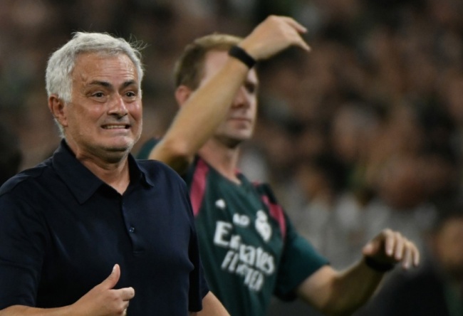 Mourinho từng bước xác định bộ khung hàng thủ Real. Ảnh: EPA/RAUL CARO.