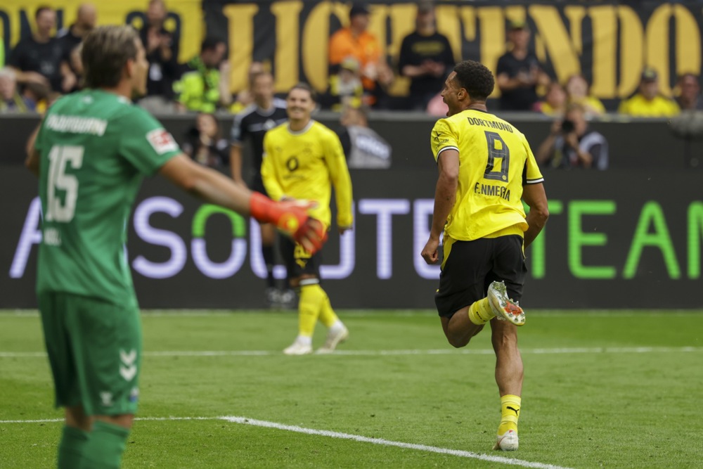 Felix Nmecha tỏa sáng rực rõ trong chiến thắng của Dortmund trước Paderborn. Ảnh: EPA/Christopher Neundorf.
