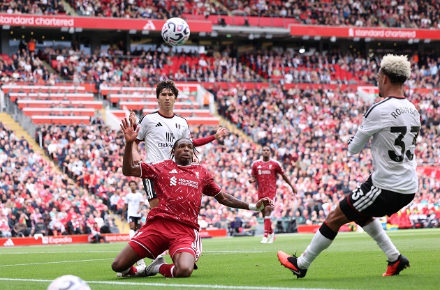 Fulham đ&atilde; tạo ra kh&aacute; nhiều kh&oacute; khăn cho Liverpool. Ảnh: EPA Images.