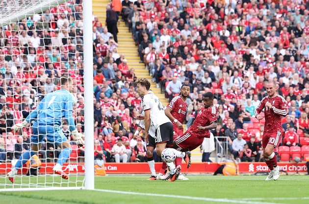 Liverpool v&ocirc; duy&ecirc;n trước khung th&agrave;nh Fulham. Ảnh: EPA Images.