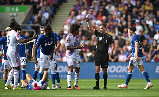 Axel Disasi nhận chiếc thẻ đỏ tai hại trong trận thua của Crystal Palace trước Ipswich Town. Ảnh: Alex Broadway/Getty Images.