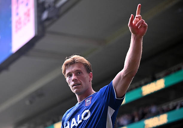 Zian Flemming ăn mừng sau khi ghi b&agrave;n ấn định tỷ số cho Ipswich Town. Ảnh: Ben Roberts/Getty Images.
