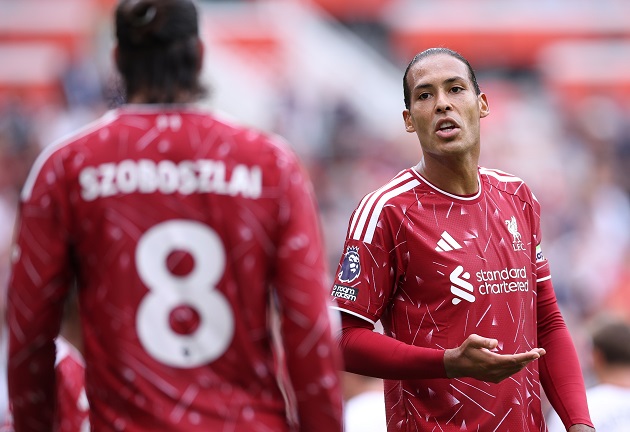 Virgil van Dijk (7.1): Thủ lĩnh chơi ổn định, ít mắc sai lầm nhưng thiếu sự bùng nổ. Phải tốn nhiều thời gian bọc lót cho vị trí hậu vệ trái ở hiệp một.

Kostas Tsimikas (6.0): Thi đấu rất tệ, tỏ ra ngợp và thiếu bản lĩnh. Việc bị HLV rút ra ngay sau hiệp một là hoàn toàn hợp lý.

Dominik Szoboszlai (7.0): Thua trong các tranh chấp, thiếu tố chất cần thiết cho vai trò tiền vệ phòng ngự. Anh cần được trả lại vị trí số 8, số 10 hoặc chạy cánh.

Ryan Gravenberch (6.7): Di chuyển liên tục nhưng chơi rụt rè, thiếu tự tin khi không có bóng. Chưa thể hiện đủ thuyết phục để chiếm suất đá chính thường xuyên.

Víctor Munoz (6.7): Thi đấu nhiệt huyết nhưng đôi lúc thiếu sự kết nối với các đồng đội xung quanh. Anh rời sân nhường chỗ cho đồng đội ở phút 60.

Florian Wirtz (6.9): Tiếp tục gây thất vọng khi xử lý ngập ngừng và thiếu đi những đường chuyền quyết định ở thời điểm đội nhà cần khoảnh khắc đột biến.

Bradley Barcola (6.8): Đang trong quá trình hòa nhập và làm quen với nhịp độ. Thi thoảng tròn vai bên cạnh các đồng đội mới trước khi rời sân ở phút 72.

Alexander Isak (6.5): Thiếu sự hỗ trợ từ tuyến dưới. Cơ hội hiếm hoi đến rồi đi với cú sút chân trái đầu trận và cú đánh đầu cuối trận trong một ngày thi đấu mờ nhạt.Nguồn ảnh: EPA Images.