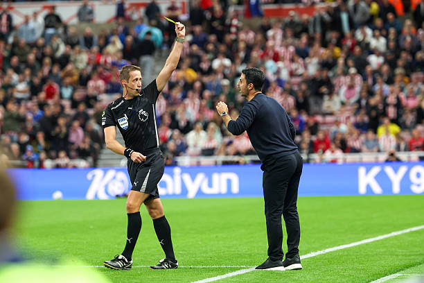 Ảnh bài viết Cố ôm trọng tài bất thành, Mikel Arteta nhận thẻ vàng hài hước