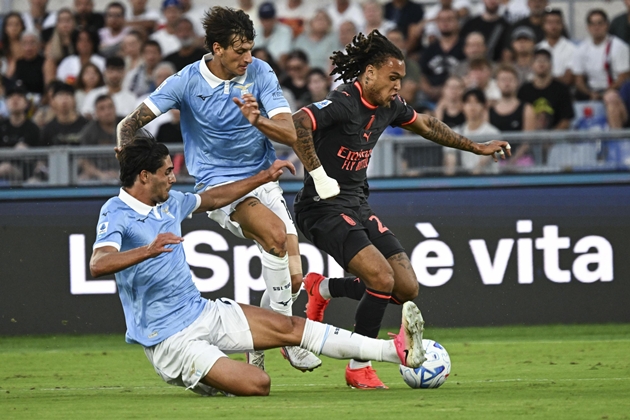 C&uacute; đ&uacute;p của Diego Moreira gi&uacute;p AC Milan giữ lại 1 điểm trước Lazio. Ảnh: EPA
