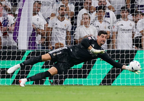Thibaut Courtois (7.8): Điểm tựa vững chắc nơi khung gỗ. Anh có những pha phản xạ xuất thần, đặc biệt là tình huống cứu thua quan trọng ở hiệp hai, giúp Real giữ vững thế trận trước khi đối thủ có cơ hội tạo nên bất ngờ. Ảnh: Jesus Troyano/Real Madrid via Getty Images.

Alvaro Carreras (7.9): Cầu thủ xuất sắc nhất bên phía hàng thủ. Không chỉ hoàn thành tốt nhiệm vụ phòng ngự, Carreras còn là "ngòi nổ" trên mặt trận tấn công. Anh trực tiếp mang về quả penalty cho Mbappe mở tỷ số và tự mình điền tên lên bảng điện tử với pha dứt điểm quyết đoán. Ảnh: Jose Breton/Pics Action/NurPhoto via Getty Images.

Antonio Rudiger (7.3): Chốt chặn đáng tin cậy. Rudiger cho thấy sự điềm tĩnh trong các pha tranh chấp tay đôi, dù đôi khi vẫn còn những đường chuyền thiếu cảm giác. Ảnh: Oscar J. Barroso/Europa Press via Getty Images.

Ibrahima Konate (7.0): Một trận đấu tròn vai của trung vệ người Pháp. Tốc độ của Konate giúp Real giải tỏa áp lực trong những tình huống phản công nhanh của Rayo. Ảnh: Antonio Villalba/Real Madrid via Getty Images.

Denzel Dumfries (7.0): Cầu thủ người Hà Lan chơi kỷ luật và hạn chế được tối đa tầm ảnh hưởng của các tiền đạo biên phía Rayo Vallecano. Ảnh: Alvaro Medranda/Quality Sport Images/Getty Images.

Bernardo Silva (6.9): Silva thực hiện khá tốt nhiệm vụ điều tiết nhịp độ trận đấu, phân phối bóng hợp lý giúp Real Madrid kiểm soát hoàn toàn khu trung tâm. Ảnh: Oscar J. Barroso/Europa Press via Getty Images.


Federico Valverde (6.3): Một ngày thi đấu dưới sức của tiền vệ người Uruguay. Anh gặp khó khăn trong việc bắt nhịp với lối chơi chung và bị thay ra sớm để đảm bảo thể lực. Ảnh: Oscar J. Barroso/Europa Press via Getty Images.

Vinicius Junior (7.5): Dù chưa thể tự mình ghi bàn, nhưng Vinicius vẫn là mối đe dọa thường trực. Anh có đường kiến tạo tinh tế giúp Bellingham lập công. Ảnh: Oscar J. Barroso/Europa Press via Getty Images.

Jude Bellingham (7.9): Trái tim của hàng công Real Madrid. Bellingham di chuyển không biết mệt mỏi, ghi bàn thắng nâng tỷ số lên 3-0 bằng khả năng chọn vị trí thông minh. Ảnh: Jose Breton/Pics Action/NurPhoto via Getty Images.

Yan Diomande (7.1): Màn trình diễn ấn tượng trong lần đá chính. Diomande phối hợp nhịp nhàng với các đồng đội và tạo ra nhiều khoảng trống bên hành lang cánh phải. Ảnh: Jesus Troyano/Real Madrid via Getty Images.





Kylian Mbappe (8.8): Ngôi sao của trận đấu. Mbappe duy trì hiệu suất săn bàn ấn tượng với cú đúp đẳng cấp, trong đó có tình huống thực hiện thành công quả phạt đền đầy bản lĩnh. Ảnh: Jose Breton/Pics Action/NurPhoto via Getty Images.