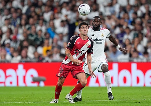 Antonio Rudiger (7.3): Chốt chặn đáng tin cậy. Rudiger cho thấy sự điềm tĩnh trong các pha tranh chấp tay đôi, dù đôi khi vẫn còn những đường chuyền thiếu cảm giác. Ảnh: Oscar J. Barroso/Europa Press via Getty Images.

Ibrahima Konate (7.0): Một trận đấu tròn vai của trung vệ người Pháp. Tốc độ của Konate giúp Real giải tỏa áp lực trong những tình huống phản công nhanh của Rayo. Ảnh: Antonio Villalba/Real Madrid via Getty Images.

Denzel Dumfries (7.0): Cầu thủ người Hà Lan chơi kỷ luật và hạn chế được tối đa tầm ảnh hưởng của các tiền đạo biên phía Rayo Vallecano. Ảnh: Alvaro Medranda/Quality Sport Images/Getty Images.

Bernardo Silva (6.9): Silva thực hiện khá tốt nhiệm vụ điều tiết nhịp độ trận đấu, phân phối bóng hợp lý giúp Real Madrid kiểm soát hoàn toàn khu trung tâm. Ảnh: Oscar J. Barroso/Europa Press via Getty Images.


Federico Valverde (6.3): Một ngày thi đấu dưới sức của tiền vệ người Uruguay. Anh gặp khó khăn trong việc bắt nhịp với lối chơi chung và bị thay ra sớm để đảm bảo thể lực. Ảnh: Oscar J. Barroso/Europa Press via Getty Images.

Vinicius Junior (7.5): Dù chưa thể tự mình ghi bàn, nhưng Vinicius vẫn là mối đe dọa thường trực. Anh có đường kiến tạo tinh tế giúp Bellingham lập công. Ảnh: Oscar J. Barroso/Europa Press via Getty Images.

Jude Bellingham (7.9): Trái tim của hàng công Real Madrid. Bellingham di chuyển không biết mệt mỏi, ghi bàn thắng nâng tỷ số lên 3-0 bằng khả năng chọn vị trí thông minh. Ảnh: Jose Breton/Pics Action/NurPhoto via Getty Images.

Yan Diomande (7.1): Màn trình diễn ấn tượng trong lần đá chính. Diomande phối hợp nhịp nhàng với các đồng đội và tạo ra nhiều khoảng trống bên hành lang cánh phải. Ảnh: Jesus Troyano/Real Madrid via Getty Images.





Kylian Mbappe (8.8): Ngôi sao của trận đấu. Mbappe duy trì hiệu suất săn bàn ấn tượng với cú đúp đẳng cấp, trong đó có tình huống thực hiện thành công quả phạt đền đầy bản lĩnh. Ảnh: Jose Breton/Pics Action/NurPhoto via Getty Images.