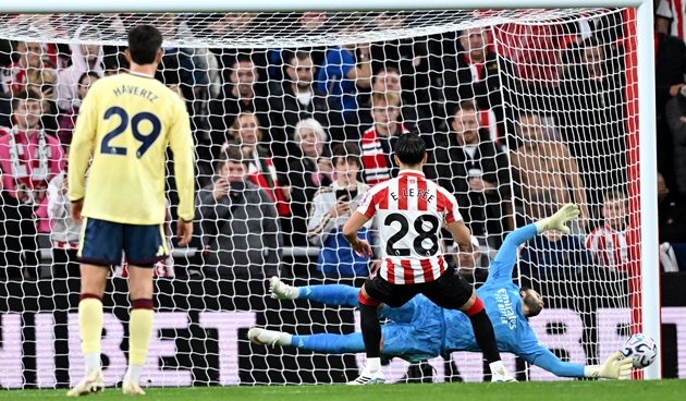 Ảnh bài viết David Raya gọi pha cản penalty là khoảnh khắc bước ngoặt