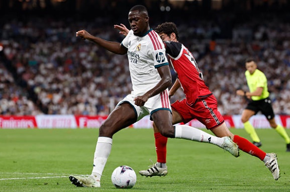 Ibrahima Konate (7.0): Một trận đấu tròn vai của trung vệ người Pháp. Tốc độ của Konate giúp Real giải tỏa áp lực trong những tình huống phản công nhanh của Rayo. Ảnh: Antonio Villalba/Real Madrid via Getty Images.

Denzel Dumfries (7.0): Cầu thủ người Hà Lan chơi kỷ luật và hạn chế được tối đa tầm ảnh hưởng của các tiền đạo biên phía Rayo Vallecano. Ảnh: Alvaro Medranda/Quality Sport Images/Getty Images.

Bernardo Silva (6.9): Silva thực hiện khá tốt nhiệm vụ điều tiết nhịp độ trận đấu, phân phối bóng hợp lý giúp Real Madrid kiểm soát hoàn toàn khu trung tâm. Ảnh: Oscar J. Barroso/Europa Press via Getty Images.


Federico Valverde (6.3): Một ngày thi đấu dưới sức của tiền vệ người Uruguay. Anh gặp khó khăn trong việc bắt nhịp với lối chơi chung và bị thay ra sớm để đảm bảo thể lực. Ảnh: Oscar J. Barroso/Europa Press via Getty Images.

Vinicius Junior (7.5): Dù chưa thể tự mình ghi bàn, nhưng Vinicius vẫn là mối đe dọa thường trực. Anh có đường kiến tạo tinh tế giúp Bellingham lập công. Ảnh: Oscar J. Barroso/Europa Press via Getty Images.

Jude Bellingham (7.9): Trái tim của hàng công Real Madrid. Bellingham di chuyển không biết mệt mỏi, ghi bàn thắng nâng tỷ số lên 3-0 bằng khả năng chọn vị trí thông minh. Ảnh: Jose Breton/Pics Action/NurPhoto via Getty Images.

Yan Diomande (7.1): Màn trình diễn ấn tượng trong lần đá chính. Diomande phối hợp nhịp nhàng với các đồng đội và tạo ra nhiều khoảng trống bên hành lang cánh phải. Ảnh: Jesus Troyano/Real Madrid via Getty Images.





Kylian Mbappe (8.8): Ngôi sao của trận đấu. Mbappe duy trì hiệu suất săn bàn ấn tượng với cú đúp đẳng cấp, trong đó có tình huống thực hiện thành công quả phạt đền đầy bản lĩnh. Ảnh: Jose Breton/Pics Action/NurPhoto via Getty Images.