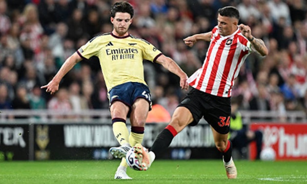 Declan Rice - 7.7 điểm: Xứng đ&aacute;ng c&oacute; một pha kiến tạo sau quả tạt b&oacute;ng như đặt cho Saka. Tiền vệ người Anh như bức tường th&eacute;p trước v&ograve;ng cấm với ba pha đ&aacute;nh đầu giải nguy li&ecirc;n tiếp, thể hiện nguồn thể lực phi thường d&ugrave; vừa c&agrave;y ải trọn vẹn 90 ph&uacute;t ở c&uacute;p ch&acirc;u &Acirc;u giữa tuần.