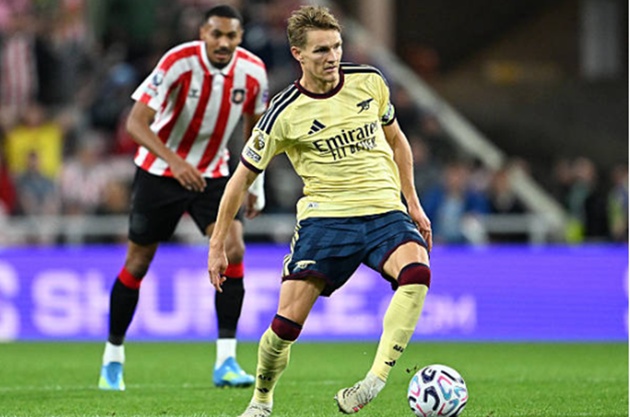 Martin Odegaard - 7.2 điểm: Di chuyển kh&ocirc;ng biết mệt mỏi nhằm tăng tốc nhịp độ l&ecirc;n b&oacute;ng. Thủ qu&acirc;n của Arsenal c&oacute; pha trả ngược thuận lợi cho Havertz v&agrave; quả tạt chuẩn từng milimet cho Timber đ&aacute;nh đầu (d&ugrave; bị từ chối do việt vị). Odegaard tạo ra tới 5 cơ hội ghi b&agrave;n trong một m&agrave;n tr&igrave;nh diễn đẳng cấp.