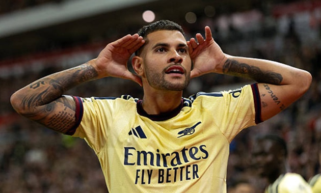 Bruno Guimaraes (v&agrave;o s&acirc;n ph&uacute;t 46) - 7.2 điểm: Khoảnh khắc đưa sự nghiệp tại Arsenal cất c&aacute;nh. D&ugrave; phải nhận những tiếng la &oacute; mỗi khi chạm b&oacute;ng, tiền vệ người Brazil đ&atilde; đ&aacute;p trả đanh th&eacute;p bằng một si&ecirc;u phẩm s&uacute;t xa dội x&agrave; ngang tung lưới, mở toang c&aacute;nh cửa chiến thắng cho Ph&aacute;o thủ.