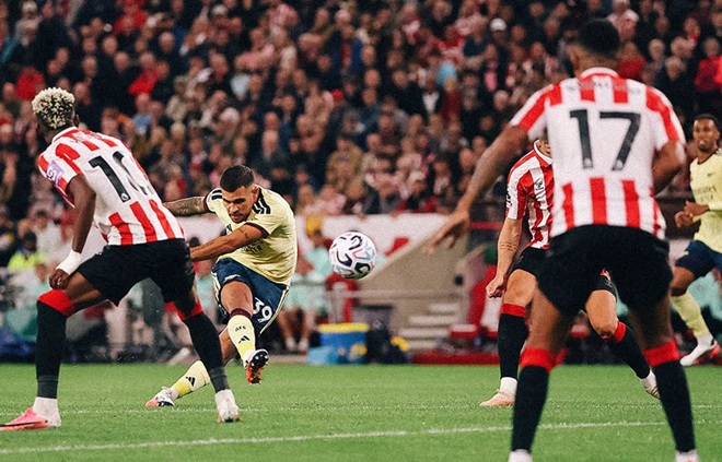 Guimaraes tung ra cú dứt điểm từ ngoài vòng cấm. Ảnh: Arsenal.