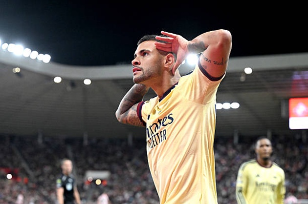 Bruno Guimaraes khiêu khích CĐV Sunderland sau bàn thắng đẹp mắt. Ảnh: Stuart MacFarlane/Arsenal FC via Getty Images
