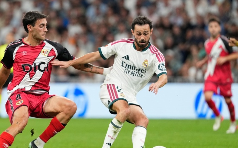 Silva c&oacute; vai tr&ograve; điều tiết lối chơi ở tuyến giữa Real. Ảnh: EPA/BORJA SANCHEZ-TRILLO.