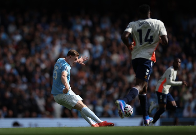 Man Utd hụt "bom tấn" Elliot Anderson vào tay Man City mùa hè vừa qua. Ảnh: EPA