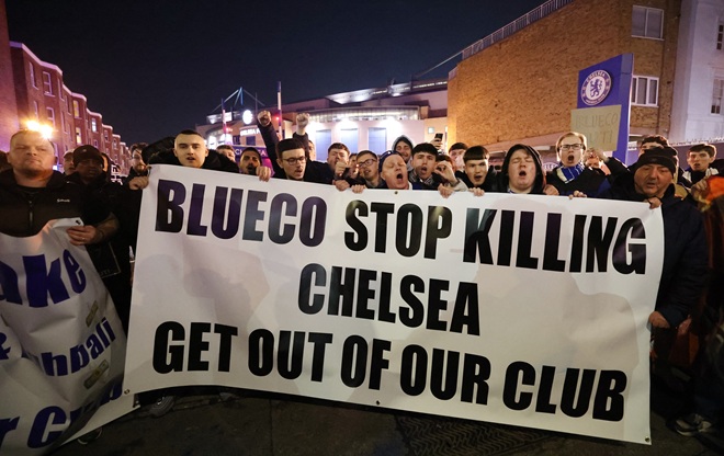 BlueCo nhiều lần bị CĐV Chelsea chỉ trích. Ảnh: EPA.