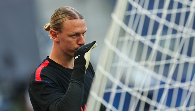Safonov trở th&agrave;nh vấn đề của PSG. (Ảnh: EPA Images)