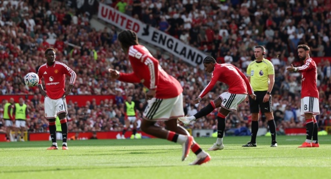 Rashford đưa b&oacute;ng dội cột dọc khung th&agrave;nh Man City. Ảnh: EPA.