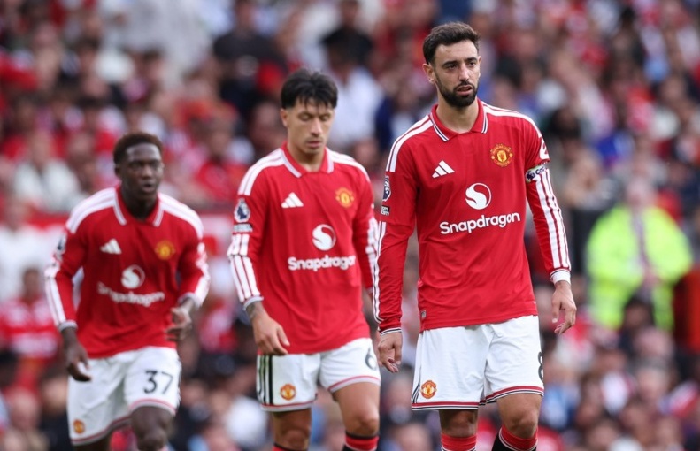 Man Utd thất bại dù chơi hơn người so với Man City. Ảnh: EPA.