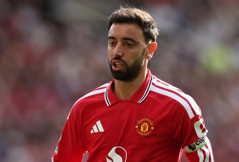 Bruno Fernandes – 6.5 điểm: Dấu ấn đáng kể nhất của thủ quân người Bồ Đào Nha là tình huống va chạm khiến Foden nổi nóng nhận thẻ đỏ. Nhìn chung đây là ngày thi đấu dưới kỳ vọng của Fernandes. Ảnh: EPA.