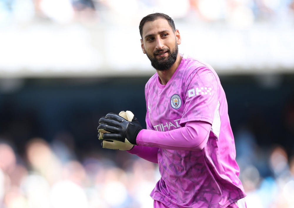 Gianluigi Donnarumma – 7.9 điểm: Pha cứu thua không tưởng ở cự ly cận thành vào những giây cuối cùng để từ chối bàn thắng mười mươi của Mbeumo. Ảnh: EPA.

Matheus Nunes – 7.7 điểm: Cầu thủ chơi hay nhất của Man City trong hiệp một. Thể hiện xuất sắc trong các pha tranh chấp tay đôi với Marcus Rashford. Ảnh: EPA.

Ruben Dias – 7.7 điểm: Chơi hoàn hảo, không một vết gợn khi đá cặp cùng Guehi. Cả hai hoàn toàn xứng đáng với một trận giữ sạch lưới. Ảnh: EPA.

Marc Guehi – 7.7 điểm: Màn trình diễn đỉnh cao của trung vệ người Anh trong hiệp hai, góp công lớn giúp 10 người của Man City đứng vững trước sức ép. Ảnh: EPA.

Josko Gvardiol – 7.4 điểm: Hậu vệ trái người Croatia chọn thời điểm dâng cao tấn công chuẩn xác đến từng centimet trước khi tung quả tạt dọn cỗ cho Haaland ở cột xa. Ảnh: EPA.

Elliot Anderson – 7.4 điểm: Trận derby đầu tiên quá ấn tượng của tân binh Man City. Càng chơi càng bản lĩnh với hàng loạt tình huống đánh chặn kịp thời, giải tỏa áp lực cho đội nhà. Ảnh: EPA.

Phil Foden – 5.9 điểm: Một thảm họa thực sự. Dù có ý kiến cho rằng Bruno Fernandes đã may mắn thoát phạt trước đó, nhưng điều này không thể bào chữa cho hành động nông nổi của Foden. Ảnh: EPA.

Enzo Fernandez – 7 điểm: Man City hưởng lợi lớn từ chất thép và cá tính mạnh mẽ của anh ở trận derby. Dẫu vậy, ban huấn luyện đã đúng đắn khi rút anh ra nghỉ trước khi chiếc đầu nóng vượt khỏi tầm kiểm soát. Ảnh: EPA.

Rayan Cherki – 6.1 điểm: Bị đau từ sớm sau pha va chạm mạnh với Harry Maguire. Những khoảnh khắc ma thuật ít ỏi biến mất hoàn toàn sau khi Man City chỉ còn 10 người. Anh bị thay ra ngay sau hiệp một. Ảnh: EPA.

Antoine Semenyo – 7 điểm: Đôi lúc xử lý bóng còn hơi lóng ngóng và gặp bế tắc ở 1/3 cuối sân đối phương, nhưng đã thi đấu rất nỗ lực, tích cực hỗ trợ phòng ngự sau khi đội nhà thiếu người. Ảnh: EPA.

Erling Haaland – 7.7 điểm: Chỉ cần đúng một cơ hội – thậm chí chỉ là nửa cơ hội – để trừng phạt đối thủ. Quá xuất sắc và là điểm tựa lớn cho Man City. Ảnh: EPA.

Chấm điểm cầu thủ 2 đội. Ảnh: BongDa.com.vn.