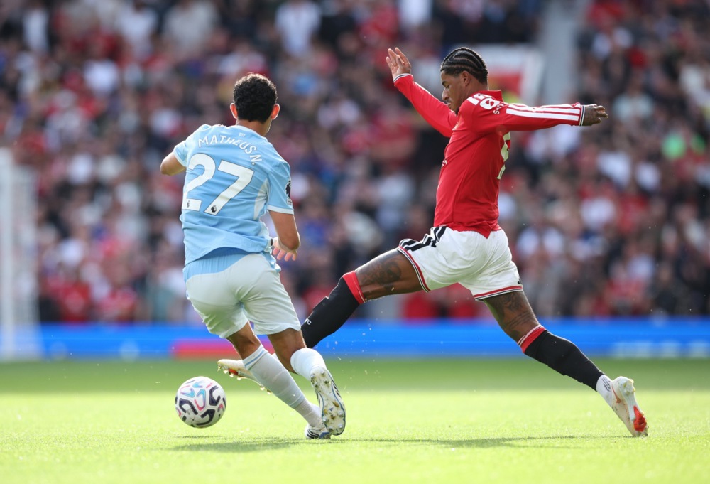 Matheus Nunes – 7.7 điểm: Cầu thủ chơi hay nhất của Man City trong hiệp một. Thể hiện xuất sắc trong các pha tranh chấp tay đôi với Marcus Rashford. Ảnh: EPA.

Ruben Dias – 7.7 điểm: Chơi hoàn hảo, không một vết gợn khi đá cặp cùng Guehi. Cả hai hoàn toàn xứng đáng với một trận giữ sạch lưới. Ảnh: EPA.

Marc Guehi – 7.7 điểm: Màn trình diễn đỉnh cao của trung vệ người Anh trong hiệp hai, góp công lớn giúp 10 người của Man City đứng vững trước sức ép. Ảnh: EPA.

Josko Gvardiol – 7.4 điểm: Hậu vệ trái người Croatia chọn thời điểm dâng cao tấn công chuẩn xác đến từng centimet trước khi tung quả tạt dọn cỗ cho Haaland ở cột xa. Ảnh: EPA.

Elliot Anderson – 7.4 điểm: Trận derby đầu tiên quá ấn tượng của tân binh Man City. Càng chơi càng bản lĩnh với hàng loạt tình huống đánh chặn kịp thời, giải tỏa áp lực cho đội nhà. Ảnh: EPA.

Phil Foden – 5.9 điểm: Một thảm họa thực sự. Dù có ý kiến cho rằng Bruno Fernandes đã may mắn thoát phạt trước đó, nhưng điều này không thể bào chữa cho hành động nông nổi của Foden. Ảnh: EPA.

Enzo Fernandez – 7 điểm: Man City hưởng lợi lớn từ chất thép và cá tính mạnh mẽ của anh ở trận derby. Dẫu vậy, ban huấn luyện đã đúng đắn khi rút anh ra nghỉ trước khi chiếc đầu nóng vượt khỏi tầm kiểm soát. Ảnh: EPA.

Rayan Cherki – 6.1 điểm: Bị đau từ sớm sau pha va chạm mạnh với Harry Maguire. Những khoảnh khắc ma thuật ít ỏi biến mất hoàn toàn sau khi Man City chỉ còn 10 người. Anh bị thay ra ngay sau hiệp một. Ảnh: EPA.

Antoine Semenyo – 7 điểm: Đôi lúc xử lý bóng còn hơi lóng ngóng và gặp bế tắc ở 1/3 cuối sân đối phương, nhưng đã thi đấu rất nỗ lực, tích cực hỗ trợ phòng ngự sau khi đội nhà thiếu người. Ảnh: EPA.

Erling Haaland – 7.7 điểm: Chỉ cần đúng một cơ hội – thậm chí chỉ là nửa cơ hội – để trừng phạt đối thủ. Quá xuất sắc và là điểm tựa lớn cho Man City. Ảnh: EPA.

Chấm điểm cầu thủ 2 đội. Ảnh: BongDa.com.vn.