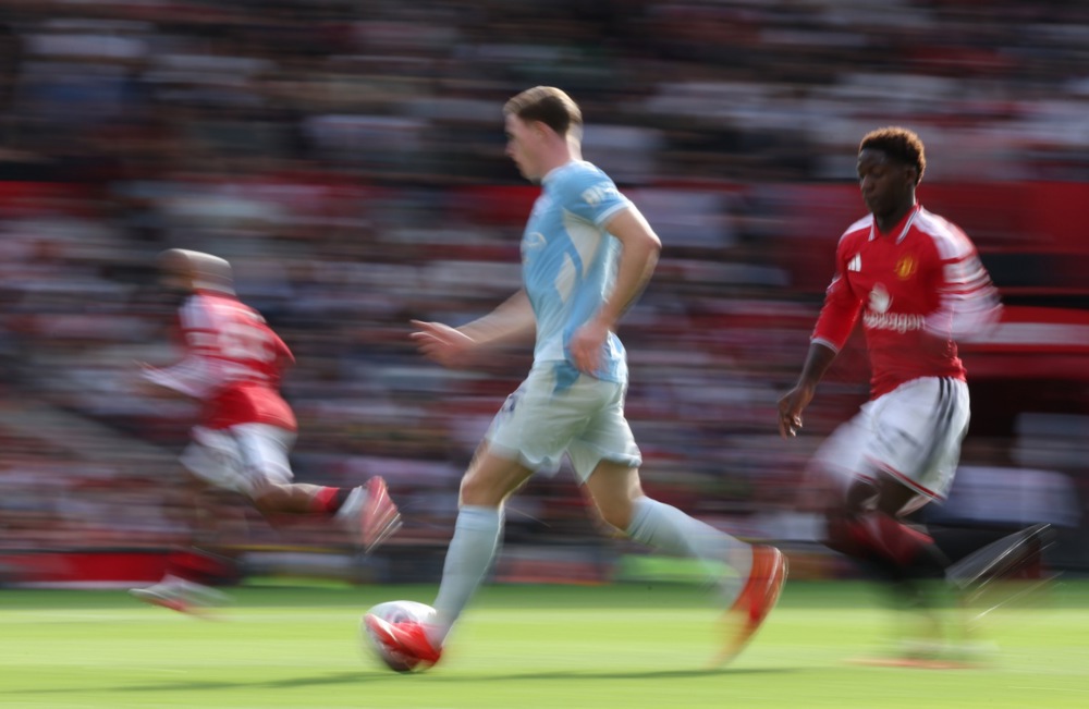 Elliot Anderson – 7.4 điểm: Trận derby đầu tiên quá ấn tượng của tân binh Man City. Càng chơi càng bản lĩnh với hàng loạt tình huống đánh chặn kịp thời, giải tỏa áp lực cho đội nhà. Ảnh: EPA.

Phil Foden – 5.9 điểm: Một thảm họa thực sự. Dù có ý kiến cho rằng Bruno Fernandes đã may mắn thoát phạt trước đó, nhưng điều này không thể bào chữa cho hành động nông nổi của Foden. Ảnh: EPA.

Enzo Fernandez – 7 điểm: Man City hưởng lợi lớn từ chất thép và cá tính mạnh mẽ của anh ở trận derby. Dẫu vậy, ban huấn luyện đã đúng đắn khi rút anh ra nghỉ trước khi chiếc đầu nóng vượt khỏi tầm kiểm soát. Ảnh: EPA.

Rayan Cherki – 6.1 điểm: Bị đau từ sớm sau pha va chạm mạnh với Harry Maguire. Những khoảnh khắc ma thuật ít ỏi biến mất hoàn toàn sau khi Man City chỉ còn 10 người. Anh bị thay ra ngay sau hiệp một. Ảnh: EPA.

Antoine Semenyo – 7 điểm: Đôi lúc xử lý bóng còn hơi lóng ngóng và gặp bế tắc ở 1/3 cuối sân đối phương, nhưng đã thi đấu rất nỗ lực, tích cực hỗ trợ phòng ngự sau khi đội nhà thiếu người. Ảnh: EPA.

Erling Haaland – 7.7 điểm: Chỉ cần đúng một cơ hội – thậm chí chỉ là nửa cơ hội – để trừng phạt đối thủ. Quá xuất sắc và là điểm tựa lớn cho Man City. Ảnh: EPA.

Chấm điểm cầu thủ 2 đội. Ảnh: BongDa.com.vn.