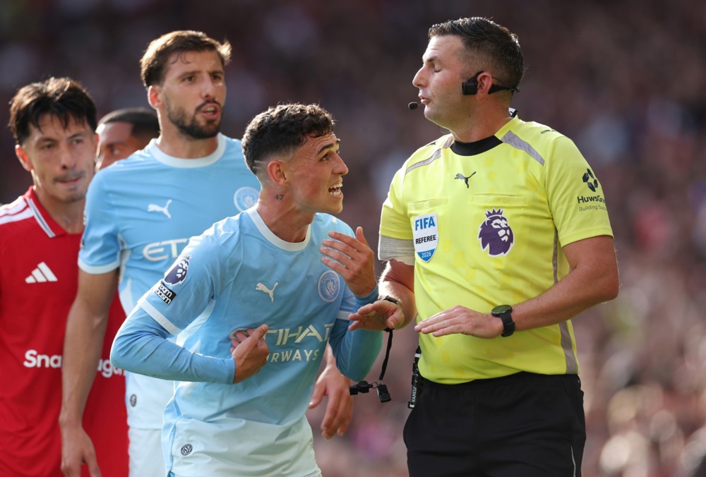 Phil Foden – 5.9 điểm: Một thảm họa thực sự. Dù có ý kiến cho rằng Bruno Fernandes đã may mắn thoát phạt trước đó, nhưng điều này không thể bào chữa cho hành động nông nổi của Foden. Ảnh: EPA.

Enzo Fernandez – 7 điểm: Man City hưởng lợi lớn từ chất thép và cá tính mạnh mẽ của anh ở trận derby. Dẫu vậy, ban huấn luyện đã đúng đắn khi rút anh ra nghỉ trước khi chiếc đầu nóng vượt khỏi tầm kiểm soát. Ảnh: EPA.

Rayan Cherki – 6.1 điểm: Bị đau từ sớm sau pha va chạm mạnh với Harry Maguire. Những khoảnh khắc ma thuật ít ỏi biến mất hoàn toàn sau khi Man City chỉ còn 10 người. Anh bị thay ra ngay sau hiệp một. Ảnh: EPA.

Antoine Semenyo – 7 điểm: Đôi lúc xử lý bóng còn hơi lóng ngóng và gặp bế tắc ở 1/3 cuối sân đối phương, nhưng đã thi đấu rất nỗ lực, tích cực hỗ trợ phòng ngự sau khi đội nhà thiếu người. Ảnh: EPA.

Erling Haaland – 7.7 điểm: Chỉ cần đúng một cơ hội – thậm chí chỉ là nửa cơ hội – để trừng phạt đối thủ. Quá xuất sắc và là điểm tựa lớn cho Man City. Ảnh: EPA.

Chấm điểm cầu thủ 2 đội. Ảnh: BongDa.com.vn.