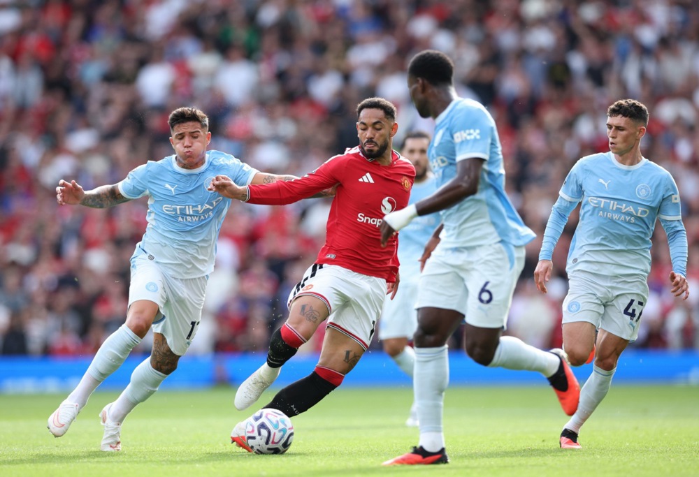 Enzo Fernandez – 7 điểm: Man City hưởng lợi lớn từ chất thép và cá tính mạnh mẽ của anh ở trận derby. Dẫu vậy, ban huấn luyện đã đúng đắn khi rút anh ra nghỉ trước khi chiếc đầu nóng vượt khỏi tầm kiểm soát. Ảnh: EPA.

Rayan Cherki – 6.1 điểm: Bị đau từ sớm sau pha va chạm mạnh với Harry Maguire. Những khoảnh khắc ma thuật ít ỏi biến mất hoàn toàn sau khi Man City chỉ còn 10 người. Anh bị thay ra ngay sau hiệp một. Ảnh: EPA.

Antoine Semenyo – 7 điểm: Đôi lúc xử lý bóng còn hơi lóng ngóng và gặp bế tắc ở 1/3 cuối sân đối phương, nhưng đã thi đấu rất nỗ lực, tích cực hỗ trợ phòng ngự sau khi đội nhà thiếu người. Ảnh: EPA.

Erling Haaland – 7.7 điểm: Chỉ cần đúng một cơ hội – thậm chí chỉ là nửa cơ hội – để trừng phạt đối thủ. Quá xuất sắc và là điểm tựa lớn cho Man City. Ảnh: EPA.

Chấm điểm cầu thủ 2 đội. Ảnh: BongDa.com.vn.